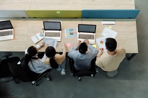 Équipe de travail réunie autour d'une table de bureau